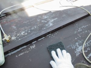 トタン屋根塗装 サンドペーパーで研磨